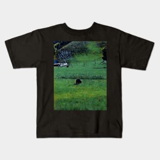 Black sheep grazing NZ Kids T-Shirt